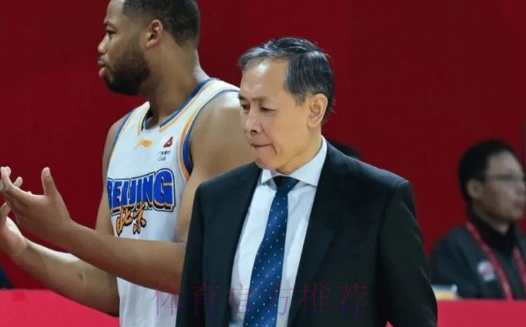 关键时刻又崩!许利民发布会罕见发怒,却甩锅球员态度与球员能力 关键时刻又崩!许利民发布会罕见发怒,却甩锅球员态度与球员能力